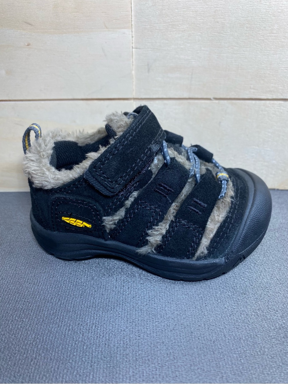 Keen Newport H2 Sandals Black Suede Infant Size 5 Baby Shoes Faux Fur Trim - Picture 1 of 11
